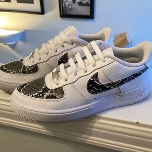 Nike Women’s White Sneakers with Black Snakeskin Accent Size 7 RARE Air Force 1